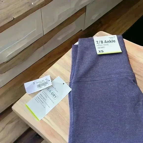 NWT Old Navy Women’s Size XS 7/8 Ankle High-Rise, Go Dry Leggings. Pink/Purple - Picture 4 of 5